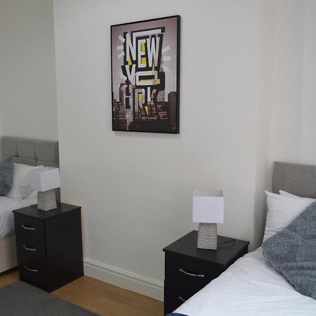 Beautiful Two-Bed Apartment With Driveway Parking Нотингам Екстериор снимка