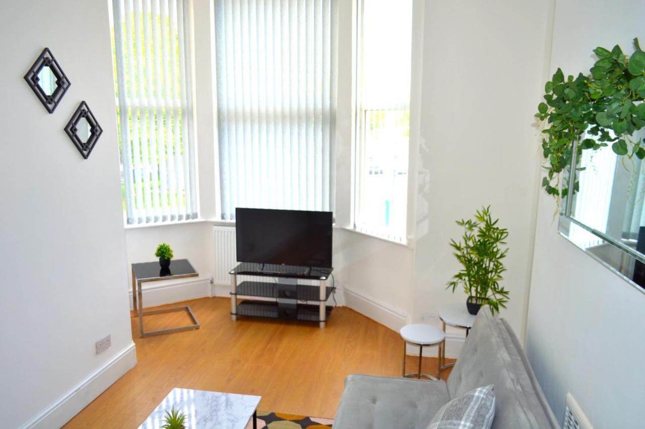 Beautiful Two-Bed Apartment With Driveway Parking Нотингам Екстериор снимка
