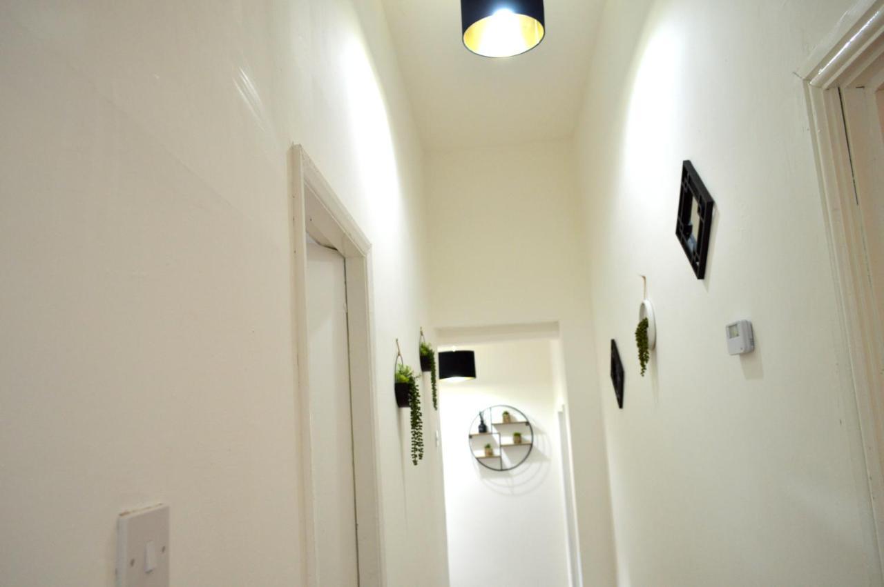 Beautiful Two-Bed Apartment With Driveway Parking Нотингам Екстериор снимка