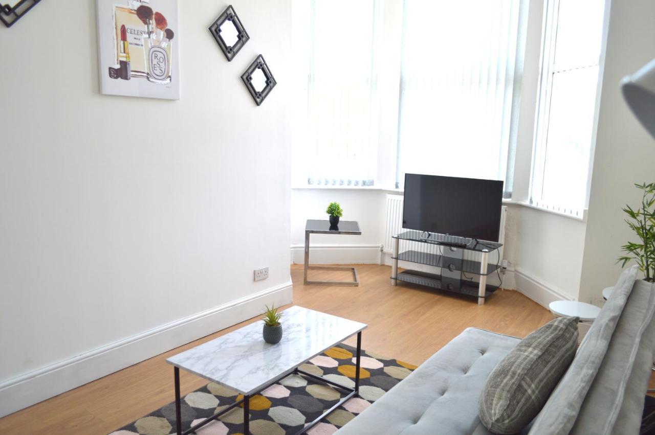 Beautiful Two-Bed Apartment With Driveway Parking Нотингам Екстериор снимка