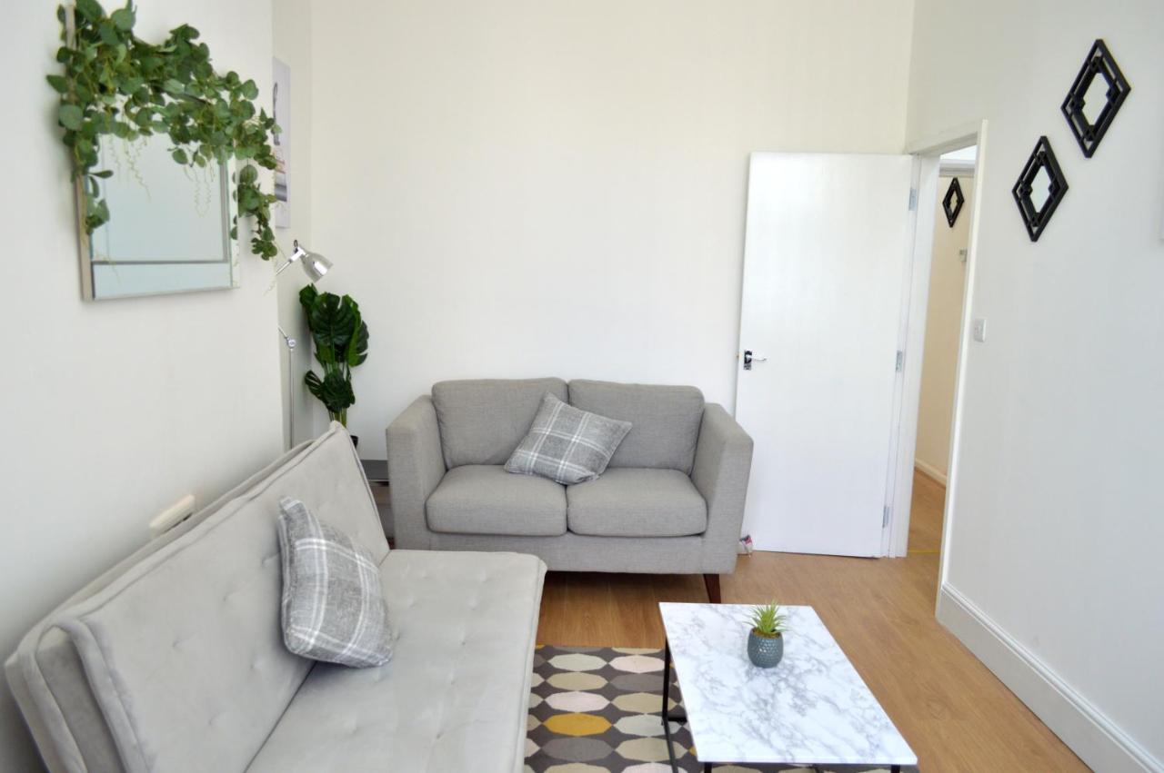 Beautiful Two-Bed Apartment With Driveway Parking Нотингам Екстериор снимка
