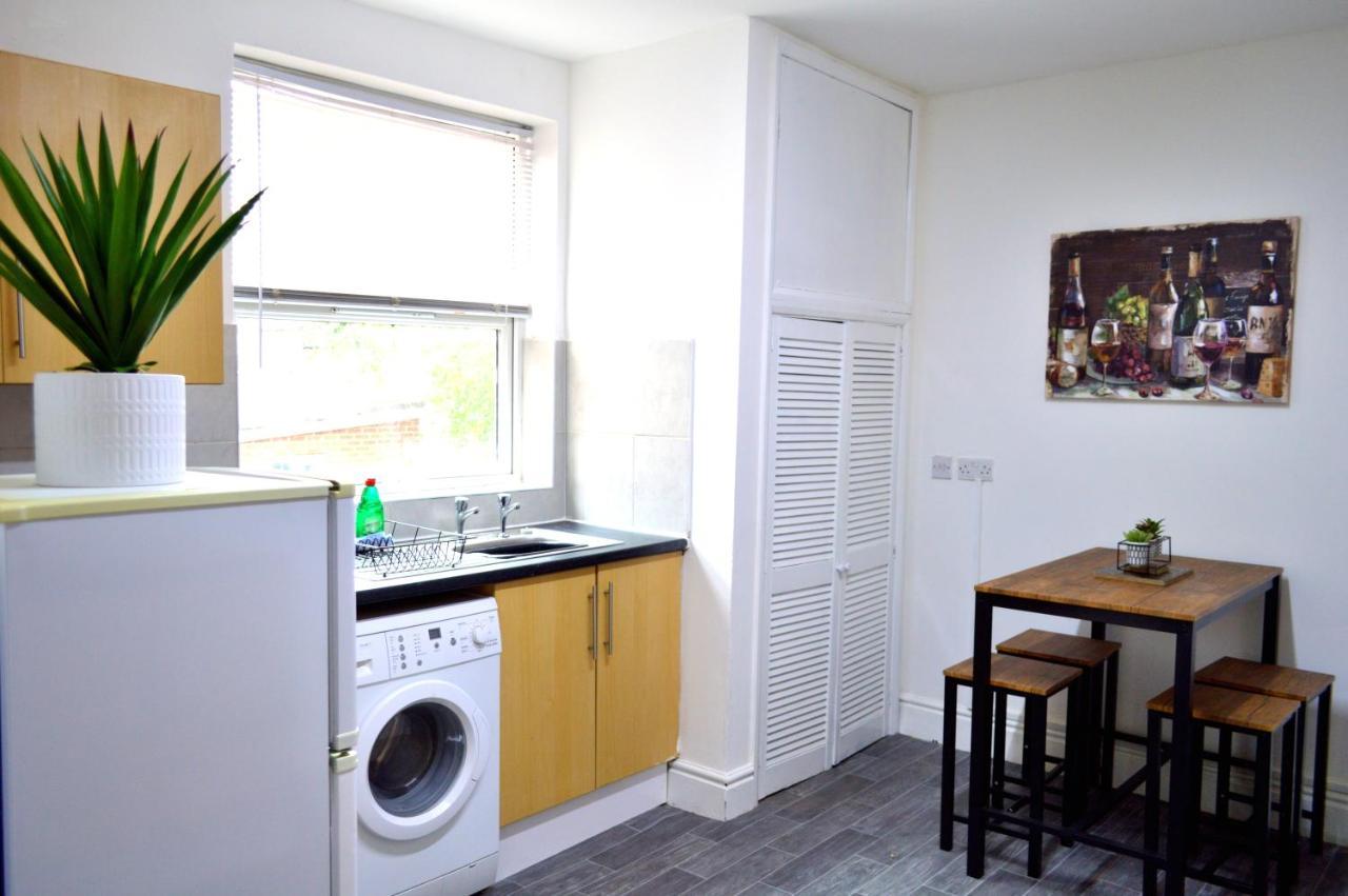 Beautiful Two-Bed Apartment With Driveway Parking Нотингам Екстериор снимка